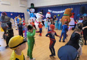 Tańce i zabawa na sali gimnastycznej