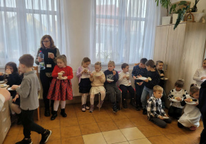 Dzieci maja poczęstunek