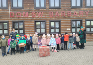 Grupa przed budynkiem DPS w Kleszczowie