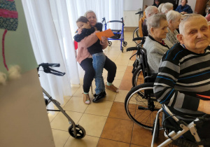 Dziewczynka przytula seniorke