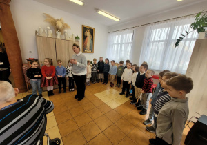 Organizatorka składa życzenia seniorom