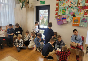 Dzieci podczas posiłku