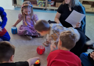 dzieci rzucają kostką