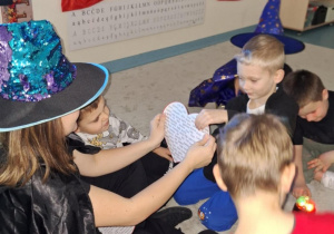 chłopiec losuje imię