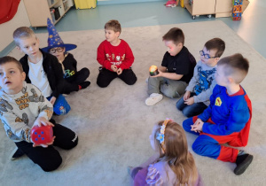 dzieci słuchają polecenia