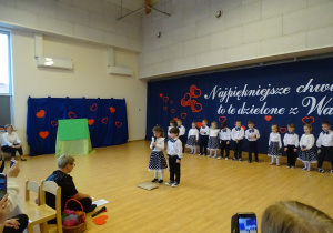 Gaja i Ignacy recytują wierszyk dla babci i dziadka.