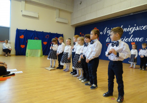 Natalka recytuje wierszyk.