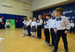 Julek recytuje wierszyk.