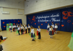 Dzieci tańczą taniec Guantanemera