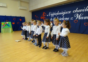 Oliwia recytuje wierszyk