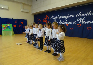 Bianka recytuje wierszyk.