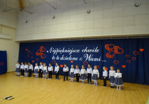 Dzieci śpiewają piosenką