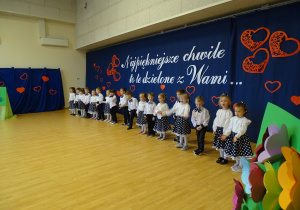 Dzieci śpiewają piosenkę