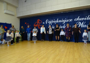 Zabawy taneczne z babciami i dziadkami.