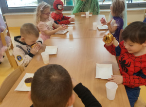 Bal karnawałowy w sali- Jeżyki