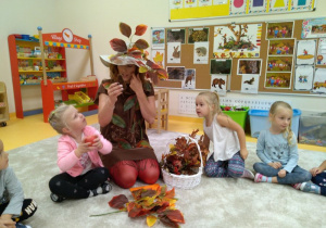 Pani Ania prezentuje dary jesieni.