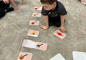 Chłopiec dopasowuje obrazki