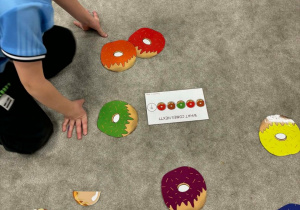 Chłopiec układa donuty w kolejności