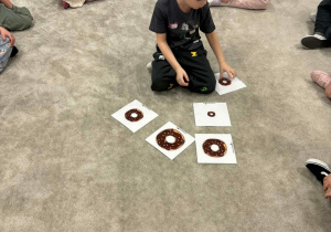 Chłopiec układa karty z pączkami