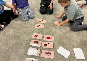 Chłopiec szuka obrazków