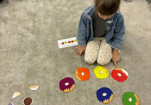 Dziewczynka układa karty