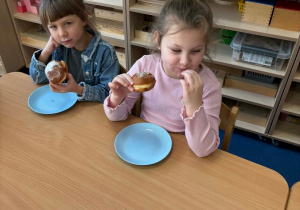 Dziewczynki jedzą pączki
