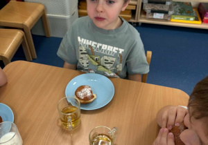 Chłopiec je pączka