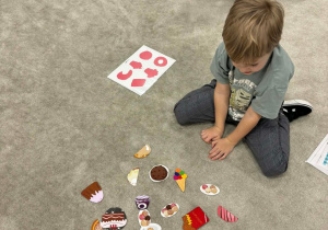 Chłopiec dopasowuje kształty