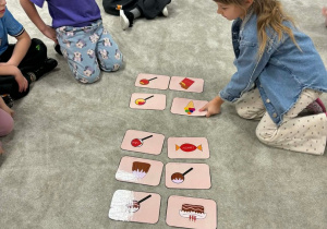 Dziewczynka układa pary