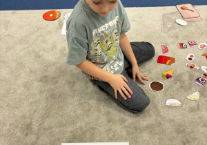 Chłopiec dopasowuje cienie