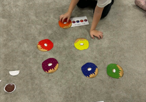 Chłopiec układa donuty w kolejności