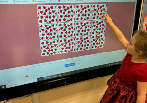 Dziewczynka gra w memory