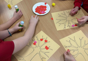 Dzieci robią pracę plastyczną