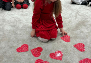 Dziewczynka szuka obrazka i nazwy