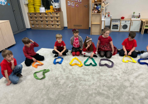 Dzieci z serduszkami z szarf