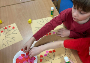 Dzieci przyklejają serduszka