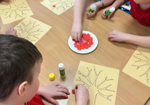 Dzieci wykonują drzewka