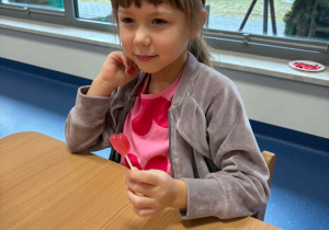 Dziewczynka je lizaka