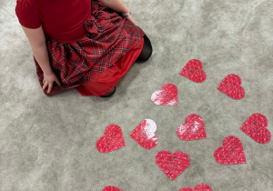 Dziewczynka dopasowuje serduszko do nazwy