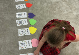 Dziewczynka kładzie serduszko pod wyrazem