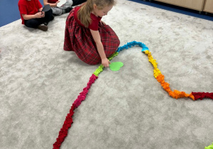 Dziewczynka wkłada serduszko