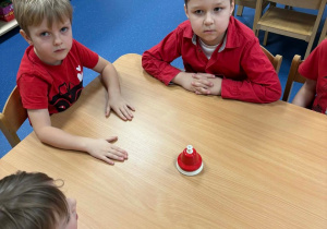 Dzieci siedzą przy stoliku