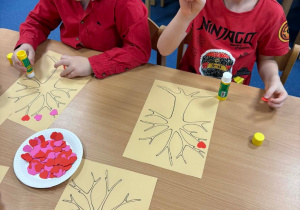 Dzieci ozdabiają drzewka