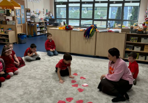 Chłopiec szuka wyrazy