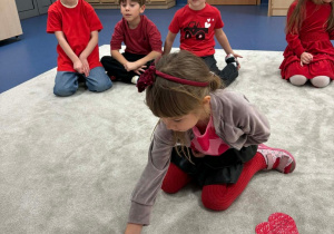 Dziewczynka szuka odpowiedniego serduszka