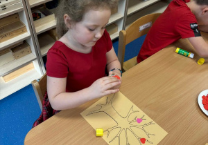 Dziewczynka robi drzewko