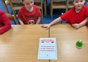 Chłopcy przy stoliku