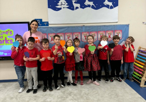 Dzieci z panią i serduszkami