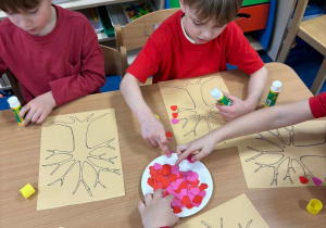 Dzieci wykonują drzewka z serduszkami