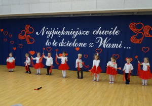 Szerokie ujęcie sceny z dziećmi podczas przedstawienia.